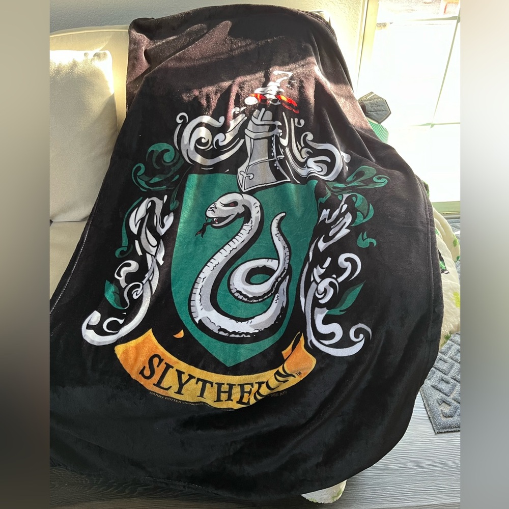 Slytherin Crest Plush Throw Blanket - Green & Black (good-like new)